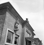 837852 Gezicht op een deel van de voorgevel van het N.S.-station Roosendaal te Roosendaal.